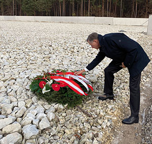 Sektionschef Mathias Vogl bei der Kranzniederlegung in Sobibor