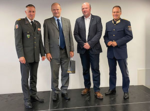 Oberstleutnant Karl Heinz Wochermayr (2.v. l.) mit Landesrettungskommandant Anton Holzer, EUREGIO-Pr&auml;sident Norbert Meindl und Landespolizeidirektor Bernhard Rausch