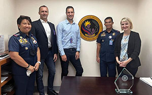 Der Leiter und die Stellvertreterin des philippinischen Women and Child Protection Centers, die beiden BK-Ermittler und die &ouml;sterreichische Verbindungsbeamtin