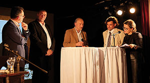 Pr&auml;sentation des Buches &bdquo;Ahmici. Die acht Tage des 13-j&auml;hrigen Adnan&ldquo;: Buchautor Thomas Obruca, Protagonist Adnan Zec, Verleger Richard Pils, Moderator Ren&eacute; Raubal, Dolmetscherin Susanne Oroz