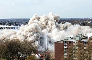 Sprengung des ersten &bdquo;wei&szlig;en Riesen&ldquo;, eines leerstehenden Wohnkomplexes, im M&auml;rz 2019 in der Gro&szlig;stadt Duisburg in Nordrhein-Westfalen