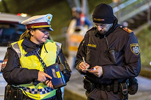 Ein Schnellrichter (Polizeijurist) kann bei Schwerpunktkontrollen an Ort und Stelle Strafverf&uuml;gungen ausstellen