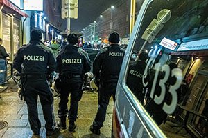 Polizeieinsatz auf der Ottakringer Stra&szlig;e nach einem Fu&szlig;ball-WM-Spiel