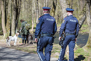 Schwarzenbergpark in Hernals: Kontrolle der Bei&szlig;korb- und Leinenpflicht.