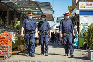 Polizeistreife am Brunnenmarkt, dem l&auml;ngsten Stra&szlig;enmarkt Wiens