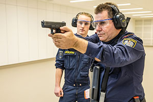 Michael Tak&aacute;cs beim Pistolenschie&szlig;en im ETZ-S&uuml;&szlig;enbrunn