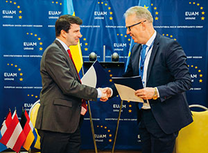 Unterzeichnung einer Geldspende an die EUAM Ukraine: Arad Benk&ouml;, &ouml;sterreichischer Botschafter, Antti Juhani Hartikainen, Head of the Mission