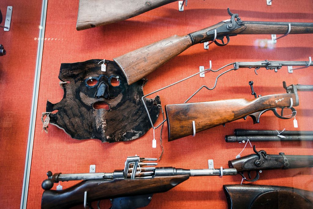 Wildererwaffen und Wilderermaske im Kriminalmuseum Graz: Die kriminalistische Sammlung von Prof. Hans Gross an der Universit&auml;t Graz war zur Ausbildung von Juristinnen und Juristen bestimmt