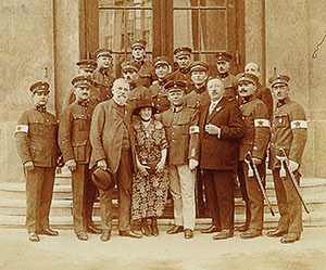 16. Esperanto-Weltkongress 1924 in Wien: Klara Zamenhof, Witwe des Esperanto- Begr&uuml;nders Ludwik Zamenhof, mit Wiener Polizisten