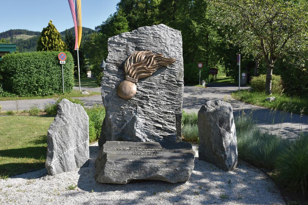 Gendarmerieplatz mit Gedenkstein in Seeboden am Millst&auml;tter See: Erinnerung an das Gendarmeriekorps in K&auml;rnten und auch jener Gendarmen, die in Aus&uuml;bung des Dienstes ihr Leben verloren haben