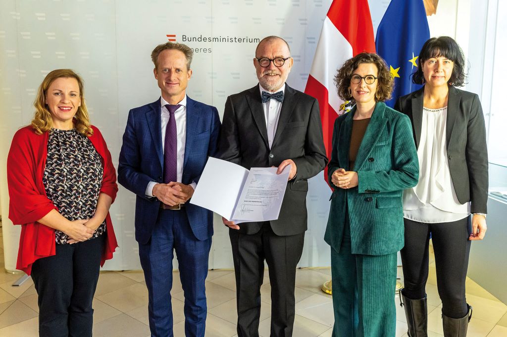 Friedrich Lennkhs Verabschiedung in den Ruhestand: Ireen Winter, Referatsleiterin f&uuml;r Verbindungsbeamte, Sektionschef Peter Webinger, Friedrich Lennkh, Gruppenleiterin Franziska Kandolf, Abteilungsleiterin Tamara Kerbl