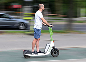 Ein E-Scooter wird laut VwGH dem Fahrzeugbegriff im Sinne der StVO unterstellt. F&uuml;r die Bestrafung von &Uuml;bertretungen sind die Landespolizeidirektionen zust&auml;ndig