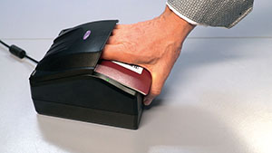 Die Meldedaten werden automatisiert mit Dokumentenleseger&auml;ten ausgelesen, verifiziert und an das Identit&auml;tsverarbeitungsservice des BMI &uuml;bertragen
