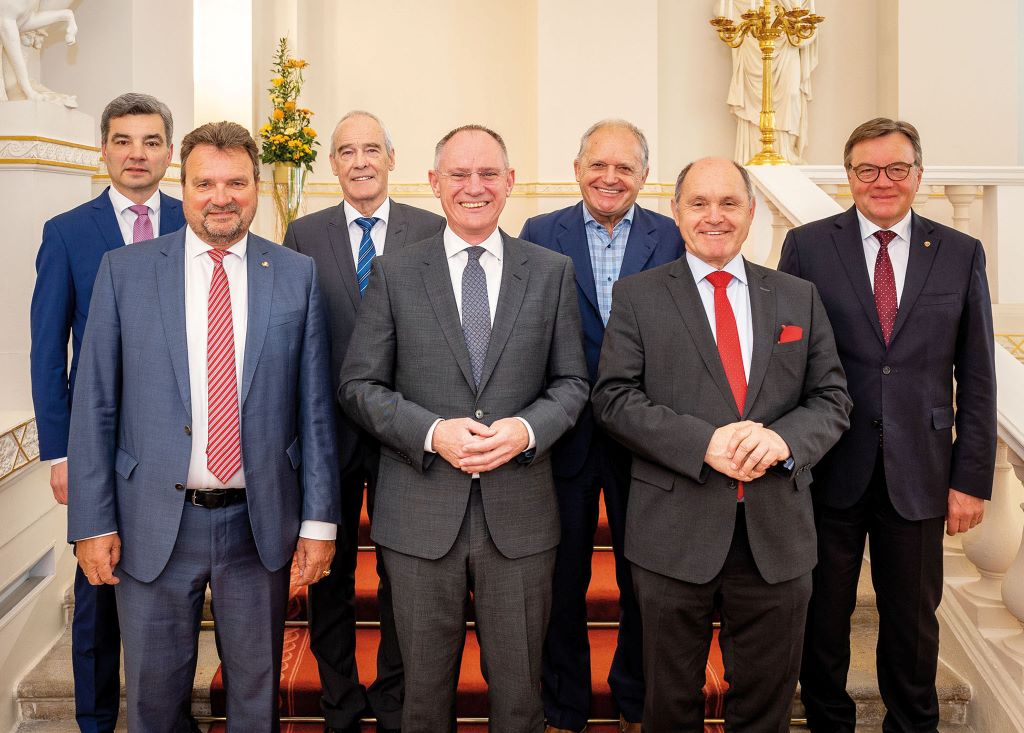 Festakt &bdquo;175 Jahre Innenministerium&ldquo;: Innenminister Gerhard Karner (Mitte) mit f&uuml;nf seiner Vorg&auml;nger: Wolfgang Peschorn, Karl Schl&ouml;gl, Eckart Ratz, Ernst Strasser, Nationalratspr&auml;sident Wolfgang Sobotka und G&uuml;nther Platter