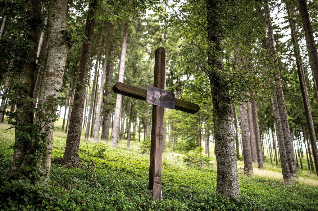 Ein Holzkreuz beim Tatort im Feistritzgraben im K&auml;rntner Lavanttal erinnert an den ermordeten Revierj&auml;ger Gabriel Streicher