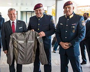 Hoher Besuch beim Einsatzkommando Cobra: DSE-Direktor Bernhard Treibenreif und EKO-Cobra-Kommandant Hannes Gulnbrein mit Jordaniens K&ouml;nig Abdullah II.