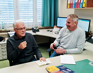 Fachzirkelmitglied Klaus Windischbauer und Joachim Steinlechner, Leiter des Fachzirkels &bdquo;Exekutivgeschichte und Traditionspflege&ldquo; im BMI