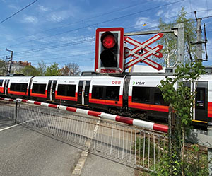 Bei einer Eisenbahnkreuzung mit Schranken und Lichtsignal muss ein Fahrzeuglenker grunds&auml;tzlich bereits beim erstmaligen Aufleuchten des Lichtsignals vor der Schranke anhalten