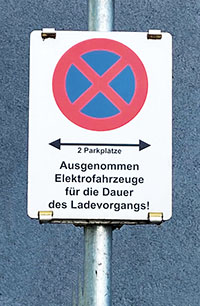 Unmittelbar nach Aufladen eines Elektrofahrzeugs in einer Halte- und Parkverbotzone muss der Lenker wegfahren
