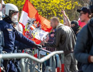 Rechtsextreme Gruppen nutzten Corona-Demonstrationen, um neue Gesellschaftsschichten zu mobilisieren