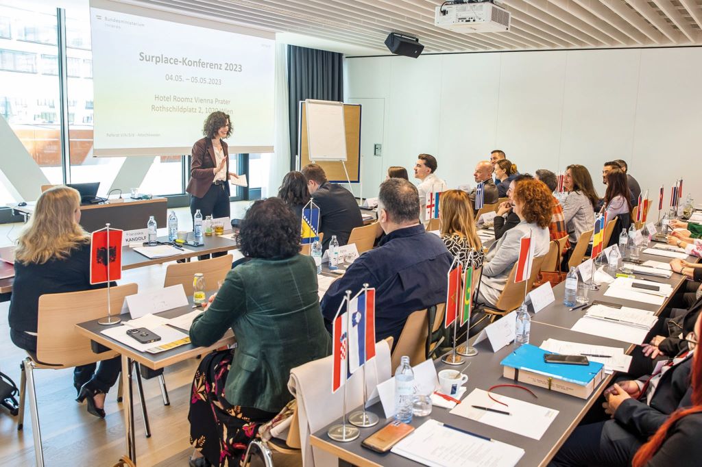 Die Assistentinnen und AssistenteDie Assistentinnen und Assistenten der VBs trafen einander bei einer vom BMI veranstalteten Konferenz im Mai 2023 in Wienn der VBs trafen