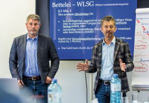 Philipp Glanzer und Friedrich Klemenjak schulen im Auftrag der SIAK Bediens tete externer Unternehmen in Recht, Kommunikation und Gewaltpr&auml;vention