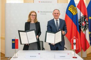 Unterzeichnung des Flugpolizeiabkommens: Sabine Monauni, Regierungschef-Stellvertreterin, Gerhard Karner, Bundesminister f&uuml;r Inneres