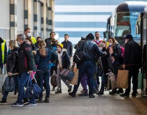Empfang von Fl&uuml;chtlingen aus der Ukraine am Flughafen Wien-Schwechat: Die Bereitschaft, Fl&uuml;chtlinge aus der Ukraine zu unterst&uuml;tzen, ist weiterhin gro&szlig;