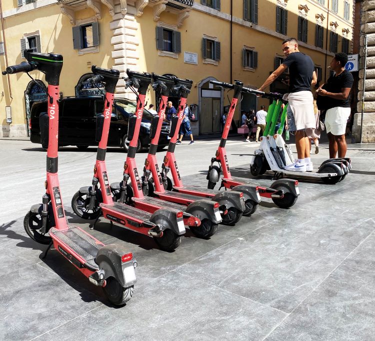 Ein E-Scooter ist im Gegensatz zu einem Fahrrad ein Kraftfahrzeug im Sinn des KFG