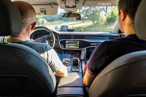 Zivilstreife: Hinter der Windschutzscheibe des Dienstfahrzeuges ist eine Kamera ein gebaut, mit der die Polizisten Schnellfahrer aufzeichnen k&ouml;nnen