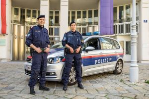 Der Arbeitstag gestaltet sich f&uuml;r die EOS-Bediensteten in einer Abwechslung von station&auml;rem Objektschutz, Fu&szlig;streifen und mobilen Streifen