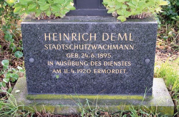 Sockelinschrift des Gedenkkreuzes in der Lobau in Wien-Donaustadt.