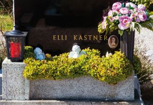 Grab Elfriede Kastners auf dem Friedhof Himberg