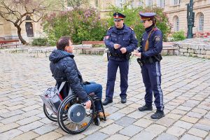 Der Kurs soll zur Steigerung der Handlungssicherheit im Umgang mit Menschen mit Behinderungen dienen