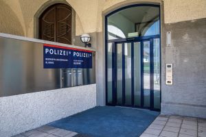Barrierefreie Einrichtungen erm&ouml;glichen Menschen mit Behinderungen den Zutritt zu einer Polizeidienststelle