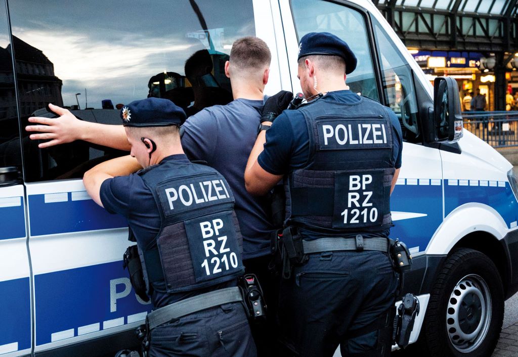 Deutsche Bundespolizisten bei einer Festnahme im Hamburger Hauptbahnhof: 2021 wurden in Deutschland 39.649 F&auml;lle von Gewalt gegen Polizeivollzugsbeamte registriert, darunter 30 versuchte T&ouml;tungsdelikte