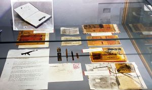 Briefbombenreste, Bilder und Bekennerschreiben in der Lehrmittelsammlung des Entsch&auml;rfungsdienstes des Innenministeriums