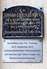 Gedenktafel f&uuml;r den Stadtpolizisten Johann Grieslechner am Hauptplatz in Tulln