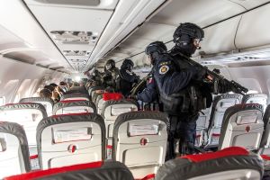 Angeh&ouml;rige des &bdquo;Lynx Commando&ldquo; bei einer Geiselbefreiungs&uuml;bung in einem Flugzeug in Wien-Schwechat