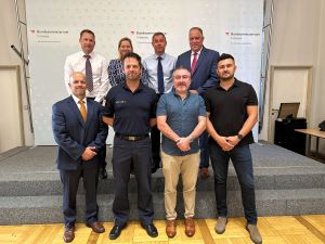 Thomas Greis (2. vorne l. ), Sicherheitsakademie, mit Vortragenden der Veranstaltung