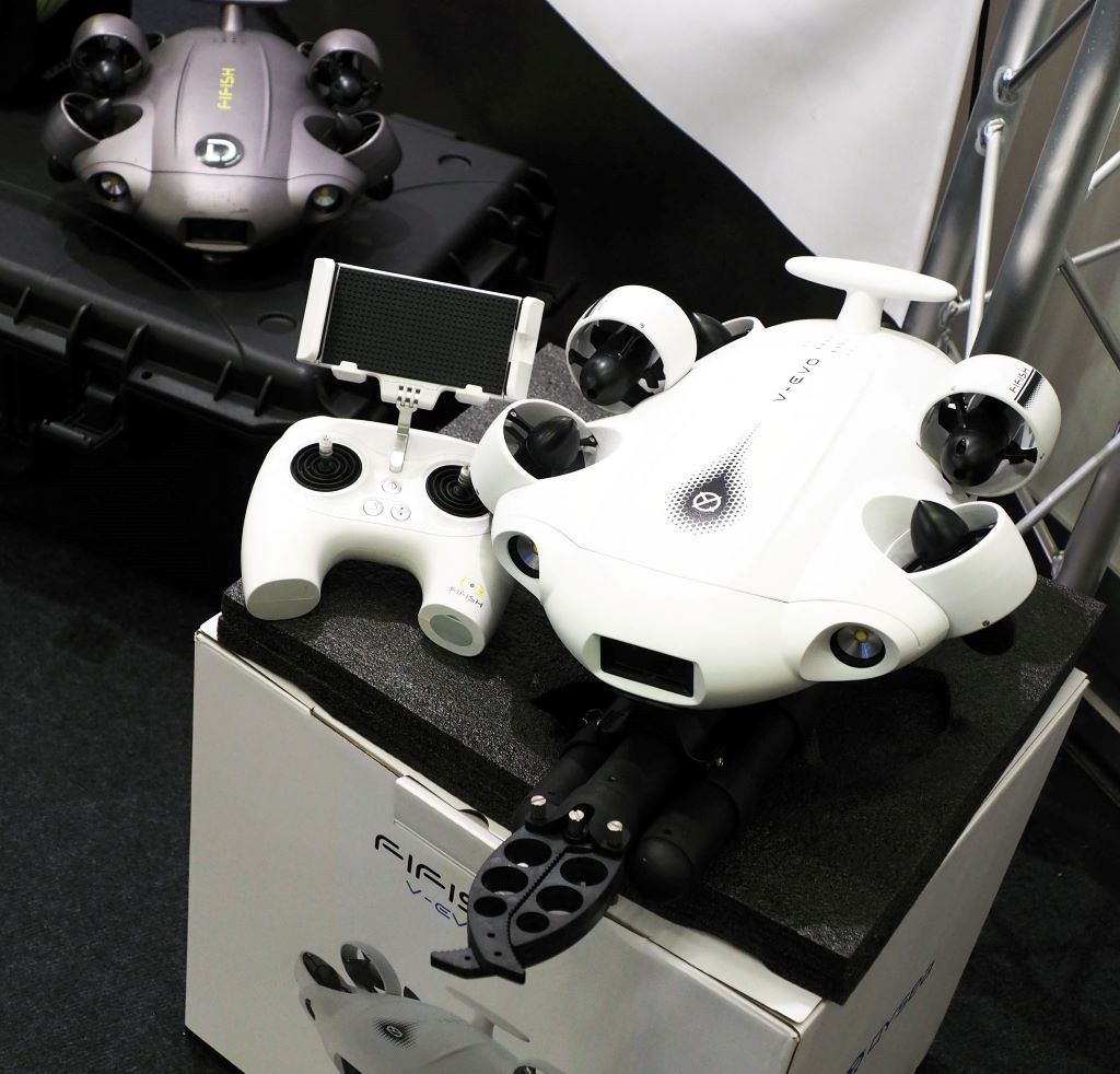 Tauchdrohne: Der Unterwasserroboter wird &uuml;ber eine Kabelverbindung gesteuert