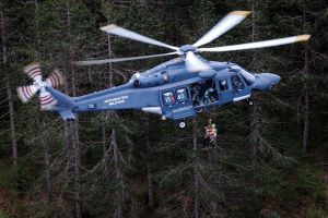 Eine CNSAS-Einsatzkraft wird von einem Luftwaffe-Hubschrauber w&auml;hrend eines SAR-Einsatzes abgeseilt