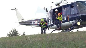 CNSAS-Rettungskr&auml;fte verlassen den Hubschrauber der Carabinieri w&auml;hrend einer &Uuml;bung