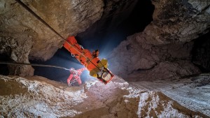 H&ouml;hlenrettung: Rettungsman&ouml;ver eines Unfallopfers aus einer H&ouml;hle in Friaul Julisch Venetien