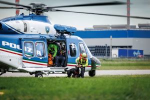 Eine CNSAS-Hundestaffel steigt aus einem Hubschrauber der Staatspolizei