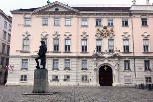 VERWALTUNGSGERICHTSHOF-ENTSCHEIDUNG zur Vertrauensw&uuml;rdigkeit f&uuml;r wiederkehrende Begutachtungen (&sect; 57a KFG 1967): Ein Erm&auml;chtigter, der Interessenkonflikten in seinem Betrieb &ndash; zum Beispiel in Form der Begutachtung von Privatfahrzeugen durch Angestellte &ndash; nicht konsequent vorbeugt, verliert seine Vertrauensw&uuml;rdigkeit.