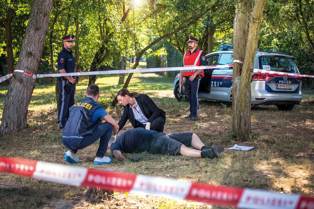 Bei Kapitalverbrechen wie Mord wird eine polizeiliche Kommission eingesetzt, der ein Amtsarzt oder eine Amts&auml;rztin angeh&ouml;rt sowie ein Polizeijurist und Kriminalbeamter
