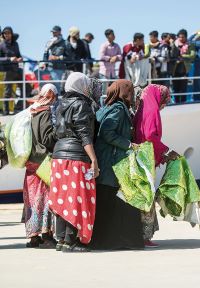 Fl&uuml;chtlinge, die die Leistungen von &bdquo;billigen&ldquo; Schlepperdiensten in Anspruch nehmen, verschulden sich oft und verfallen in ein Abh&auml;ngigkeitsverh&auml;ltnis