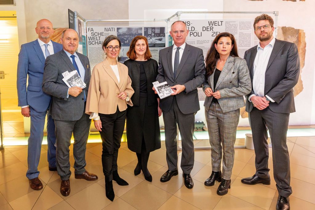 Ausstellungser&ouml;ffnung: Peter Sch&ouml;ber (ORF-III), Nationalratspr&auml;sident Wolfgang Sobotka, Barbara Stelzl-Marx (BIK), Martina Zerovnik (Kuratorin), Innenminister Gerhard Karner, Barbara Gl&uuml;ck (Mauthausen Memorial) und Andreas Kranebitter (D&Ouml;W)