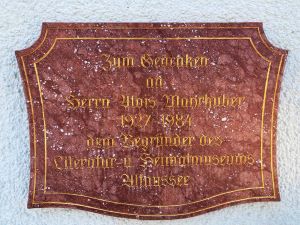 Gedenktafel f&uuml;r Alois Mayrhuber an der Fassade des Literatur- und Heimatmuseums Altaussee